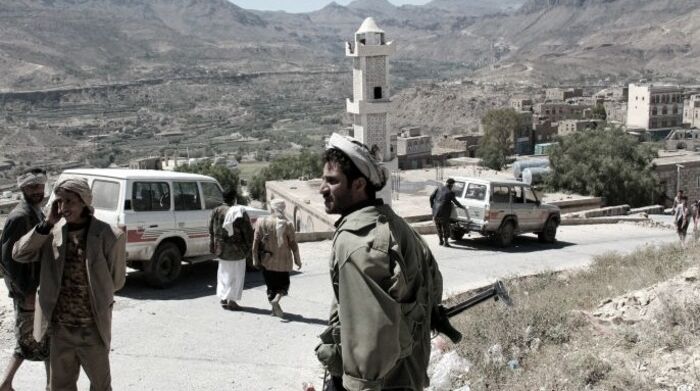 بطريقة وحشية .. قيادي حوثي يعذّب معتقلاً في سجن العدين حتى فقدان الوعي | اسماء وتفاصيل
