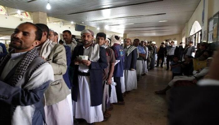 في صنعاء | مالية الحوثي تنهب نصف الراتب التي وعدت الموظفين بحجة محاربة "أمريكا"