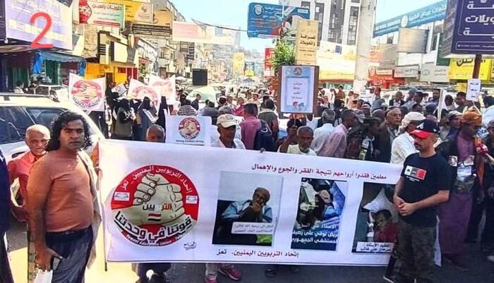في تعز .. مسيرة بركان غضب شعبي تفجر بالمدينة وتندد بالوضع الاقتصادي المزري وتطالب بتحسين الأجور