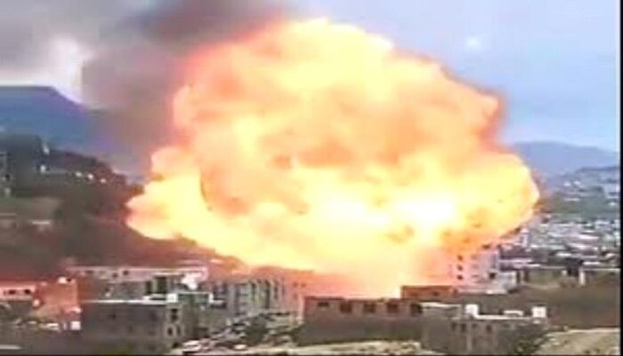 في تعز .. انفجار هو الأعنف واشتباكات مسلحة تهز منفذ الحوبان .. مالذي حدث..!؟