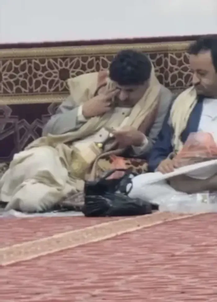 في العاصمة صنعاء.. المساجد تتحول إلى ”مقاهٍ” للقات: ظهور قيادي حوثي أثناء مضغه للنبات المثير للجدل داخل مكان العبادة | شاهد