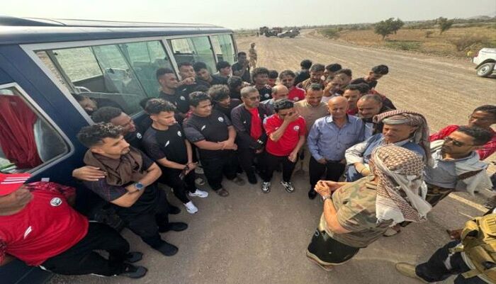 شاهد | في طريق كسر الحصار عن تعز.. طارق صالح يلتقي (صدفة) المنتخب الوطني أثناء تفقده المواطنين | فيديو وتفاصيل