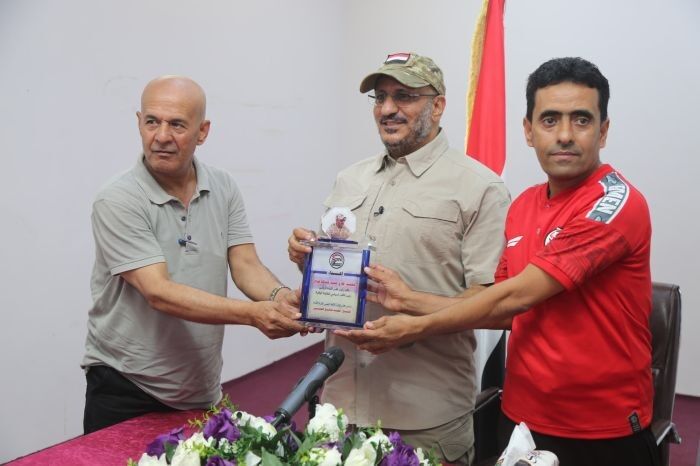 شاهد | اتحاد كرة القدم يكرم طارق صالح والعميد يؤكد: المنتخب الوطني رمز لوحدة اليمنيين بعيداً عن الحزبية والمناطقية والطائفية | فيديو وتفاصيل