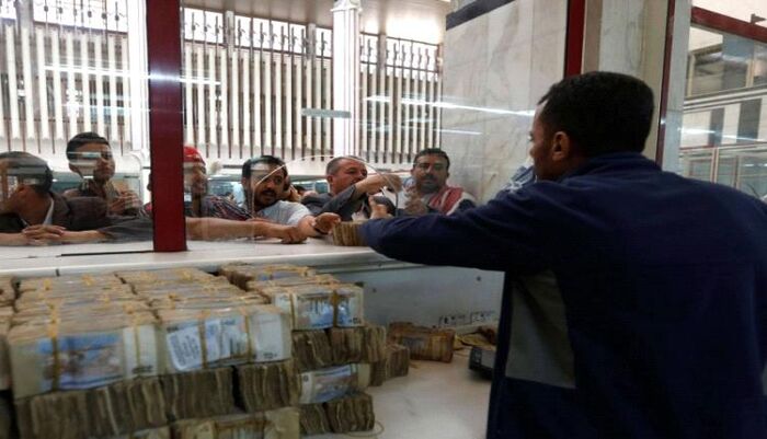 في تحليل اقتصادي .. كشف 7 أسباب تمكن الحوثيين من تثبيت قيمة صرف العملة القديمة في صنعاء