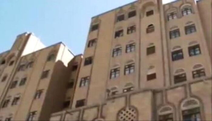 في أمانة العاصمة .. قيادي حوثي بالأوقاف يؤجر موقف سيارات لصالح مستشفى خاص بملايين الريالات