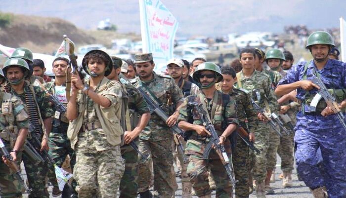 (حشود وهمية) .. ناشط سياسي يطالب الحوثيين بالنزول للشارع لمعرفة حجمهم