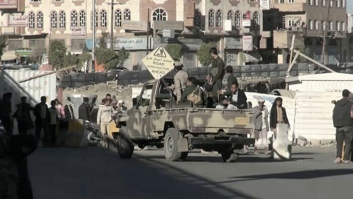 شاهد | قيادي حوثي يعتدي على شيخ قبلي في عمران بسبب انتقاده لإجراء تعسفي (فيديو)