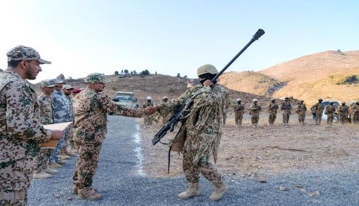 بالفيديو | طارق صالح يكرم سرية بالقوات الخاصة بعد تنفيذها عمليات نوعية في عمق الحوثي ويتناول الافطار في مواقع محور البرح | شاهد