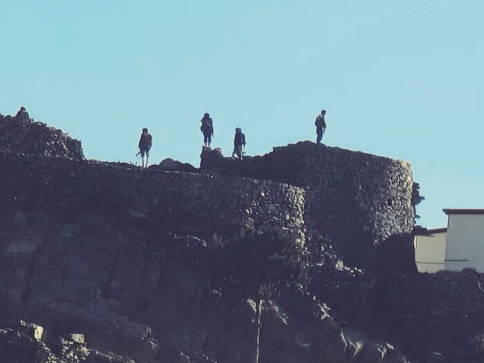 شاهد | حصار واقتحام ونهب في صعدة .. الحوثيون يستهدفون منزل شيخ قبلي بالمحافظة | صور وتفاصيل