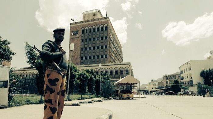 في صنعاء | اتلاف 13 مليار وعملية نهب منظمة .. الحوثيون يصعّدون حربهم ضد القطاع المصرفي بعد نقل البنوك الى عدن