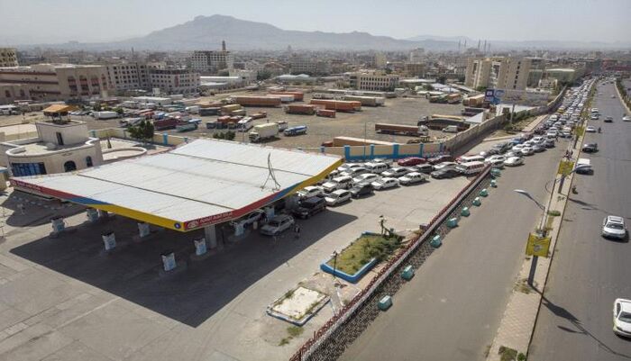 شحنة نفط مغشوشة في صنعاء والحديدة والمواطنين يشكون : تزايد أعطال السيارات بعد استيراد الحوثي بنزين ملوث