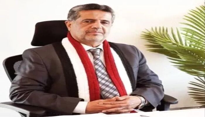 في اليمن | برلماني بارز يبكي على حذفه من مجموعة واتساب ويهدد.. وصحفي يرد بالسخرية