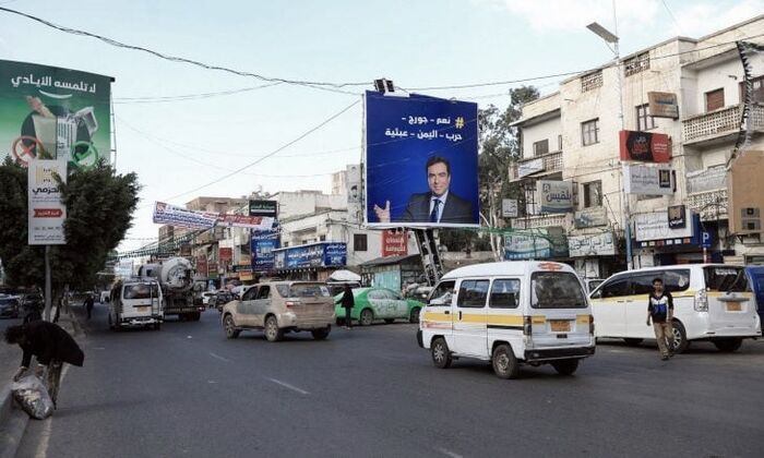 شاهد | الاستبداد بابشع صوره.. سائق باص يُجبر على تقبيل أقدام عناصر حوثية في صنعاء بعد رفضه دفع الإتاوات (فيديو يوثق)