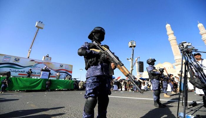 ابتزاز للسكان | الحوثي يختطف كل من يمسك بهاتفه في شوارع صنعاء.. تفاصيل حملة اختطافات واسعة