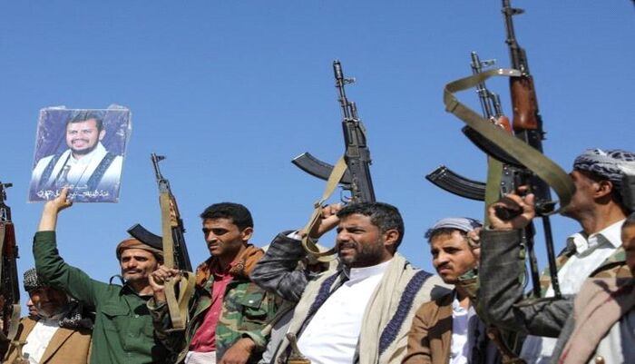 حالة الريبة وانعدام الثقة .. الحوثيون يبداون ذبح بعضهم بعد خسارة مقراتهم السرية.. اعتقال قيادات بتهمة الخيانة