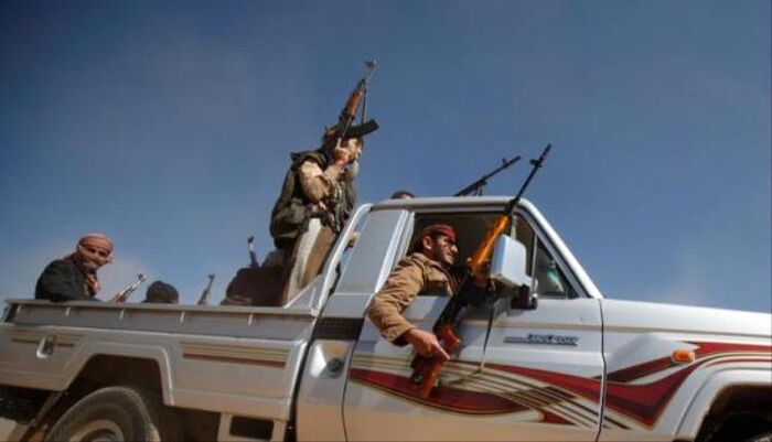 في صنعاء.. مسلحو الحوثي يقتادون تاجر كبير من منزله بطريقة مروعة بعد تكبيله | اسماء وتفاصيل