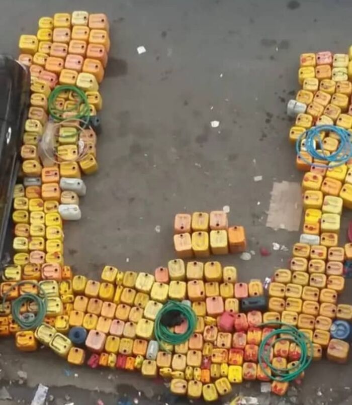 مدينة القذائف والقناصة .. تعز تختنق من العطش: عقدٌ من الحصار الحوثي يطفئ ينابيع المدينة ويستنزف صبرها