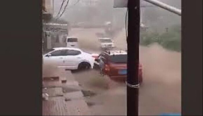 في حوادث ماساوية توزعت بين عدة مناطق .. مجزرة السيول تهز إب: مقتل 6 أشخاص وفقدان آخر