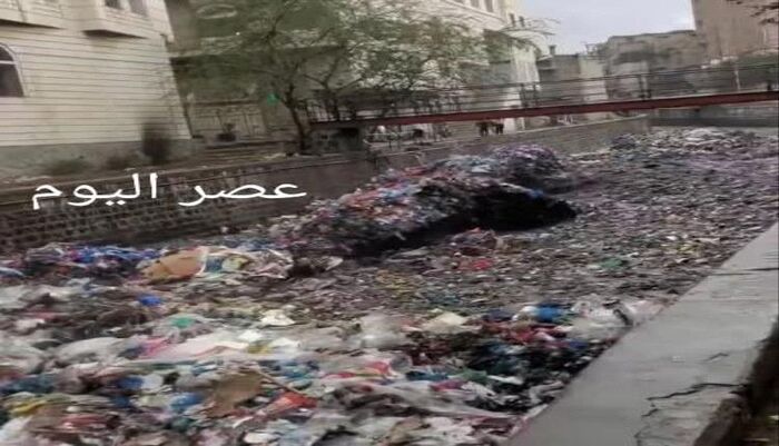 رعب المواطنين .. السيول تجتاح تعز والقمامة تكتسح الشوارع وتحول المدينة إلى بحيرات مائية وسط غياب تام للخدمات