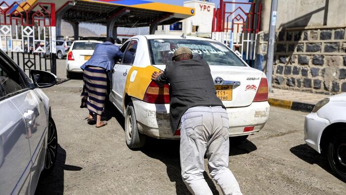 الحوثي يعترف رسمياً بالفضيحة.. من اعتراف بلا تفاصيل إلى لجنة بلا نتائج: أزمة وقود مغشوش تفضح منظومة الفساد الحوثية