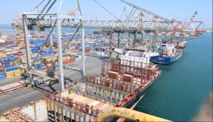 في اليمن | قرار يشل موانئ الحديدة وشركات الشحن تهرب إلى موانئ الشرعية