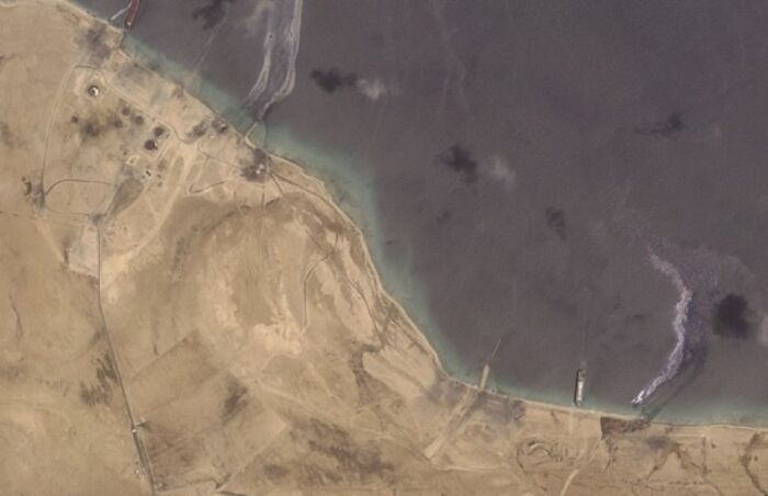 شاهد | الميناء يتحول الى ثكنة حوثية .. صور الأقمار الصناعية تفضح عسكرة ميناء رأس عيسي وتُوثق تدمير آليات عسكرية