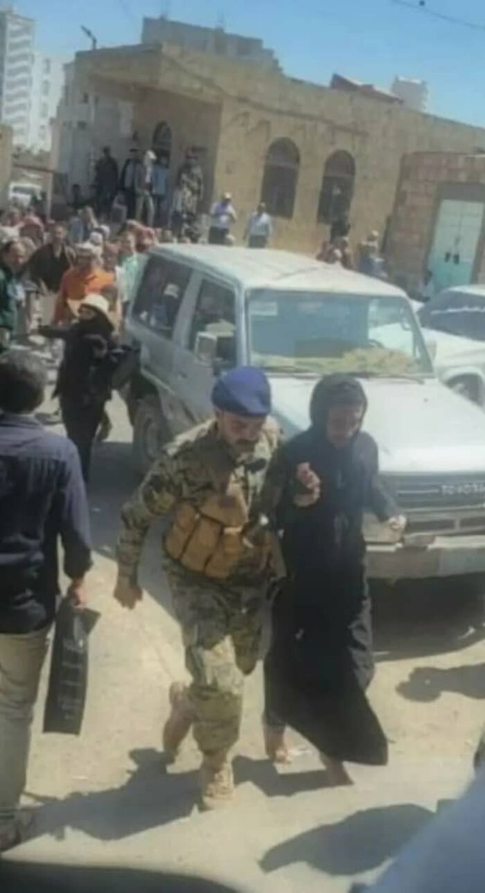 احباط محاولة ارهابية .. شاهد القبض على رجل بزيّ نسائي ومتفجرات أثناء محاولته استهداف محكمة الحجرية