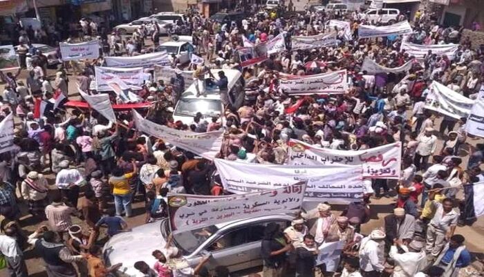 في تعز | انفجار الغضب الشعبي بالتربة.. مظاهرة حاشدة تفضح "بلطجة الأمن" وتُشعل الاتهامات ضد الإصلاح