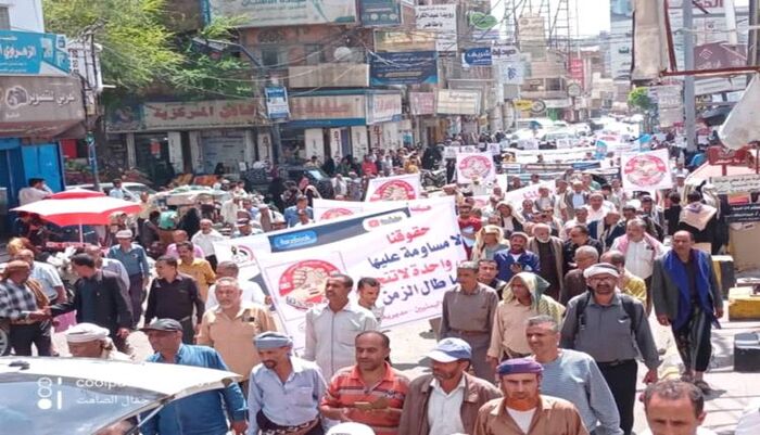 في تعز .. مظاهرة حاشدة للمطالبة بهيكلة الأجور ووقف الانتهاكات