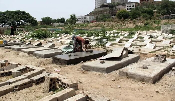 عملية استبدال شاملة لحفاري القبور ..  الحوثي تحوّل مقابر صنعاء إلى بؤر أمنية مغلقة.. ومخاوف من استغلالها للإخفاء والتصفية