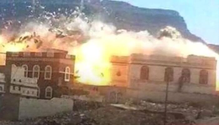 في تعز | استحداث معسكرات جديدة وتحويل المدارس سكن للقيادات .. الشميري يكشف عن هروب قيادات حوثية إلى هذه الأماكن وأسماء معسكرات سرية أحرقتها الغارات