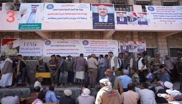 الذباب الاكتروني الاخواني يطلق مكينة الشائعات والأكاذيب.. حملة تشويه خسيسة في تعز ضد مكرمة المعلم التي أطلقها طارق صالح