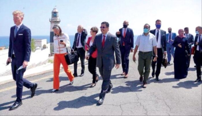 بن مبارك يهرب الى السعودية تارك الانهيار وراءه وصحفي يكشف عن فشل مجلس الرئاسة في إصدار قرار إقالته رغم التوافق عليه باستثناء العليمي