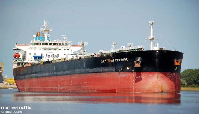 ناقلة نفط فرنسية عملاقة تفرغ حمولتها في ميناء رأس عيسى رغم القصف الامريكي