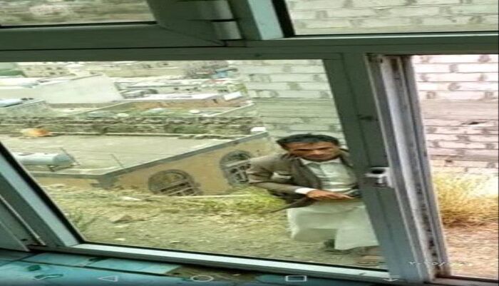 في إب | مسلحو الحوثي يقتحمون منزلًا ويعتدون على النساء والأطفال وسط وابل من الرصاص بالسدة | اسماء وتفاصيل