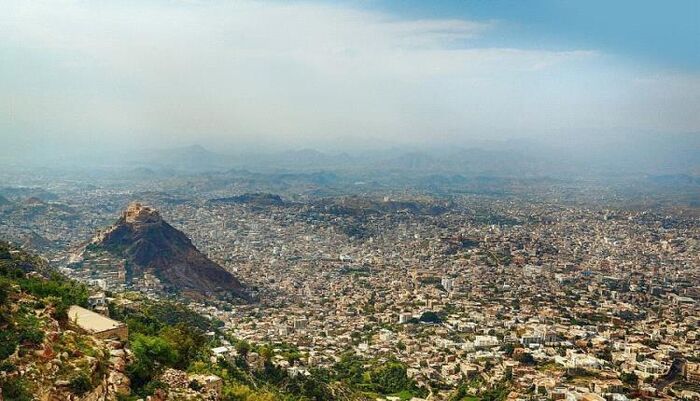 في تعز .. الحوثي يمطر أحياء سكنية بالهاونات ويفجر منزل مواطن بالمحافظة | اسماء وتفاصيل