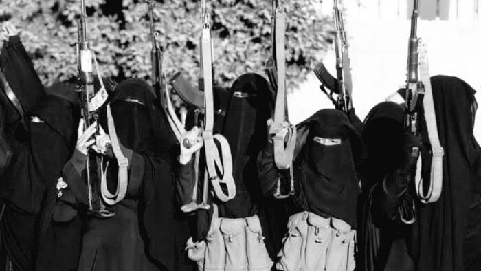 في صنعاء | سطو علني بغطاء سلطوي وزي رسمي .. ‏زينبيات الحوثي ينفذن عملية سطو على منزل بشارع صخر