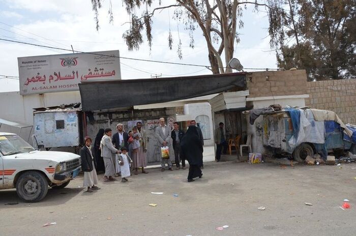 في عمران | مسلحون يستهدفون منزل مدير مستشفى السلام بخمر عقب خلافات مع موالين للحوثي
