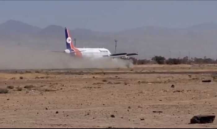 شاهد | هبوط مرعب بمطار صنعاء يكشف فضيحة مدرج الموت.. طائرة نجت من القصف لتكاد تتحطم بسبب الحوثي | فيديو وتفاصيل