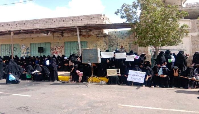 شاهد | وقفة احتجاجية في تعز .. انتفاضة منظمات إنسانية ضد إرهـ ـ ـاب شرطة الإخوان العسكرية