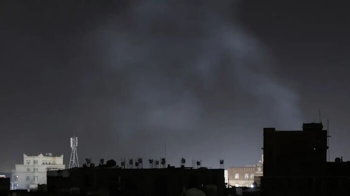 حالة من الذعر بين السكان .. شائعات حوثية عن غارات محتملة تعطل مستشفى ومصنعاً وتدفع عشرات الاسر للنزوح غرب صنعاء