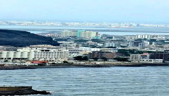 السكان يشكون .. تمرد العقارات في عدن: المُلّاك يفرضون الإيجارات بالسعودي وسط انهيار الريال اليمني وغياب الدولة