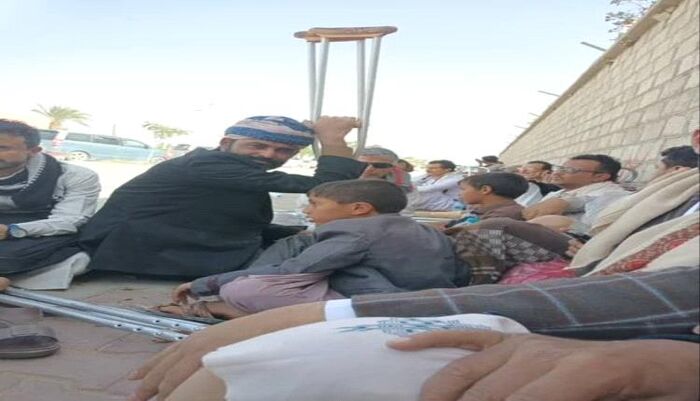 عار وطني في قلب الشرعية.. قوات عسكرية بمأرب تعتدي بوحشية على جرحى ومعاقين طالبوا بحقوقهم