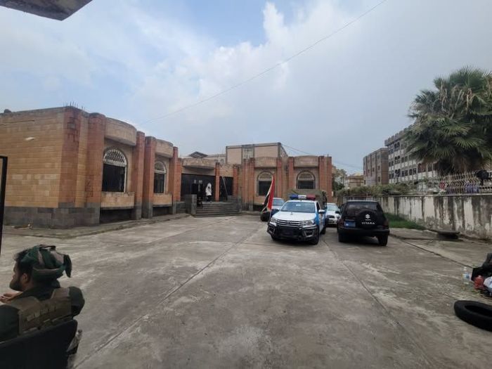 في إب| بقيادة الكحلاني ..ادارة امن الحوثي بالمحافظة تستولي على مكتب حكومي وتحوله إلى مقر أمني وسجن تابع لها