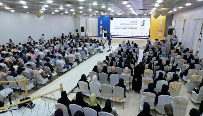 في تعز .. انسحابات واسعة من مؤتمر الشباب الأول احتجاجًا على سيطرة وهيمنة حزب الإصلاح