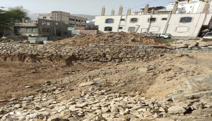 في تعز | سطو مسلح على أراضي نسائية ببئر باشا.. تحت حماية الأطقم العسكرية وبجوار قسم الشرطة