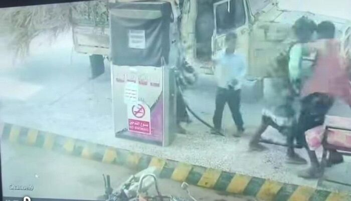 شاهد | قيادي حوثي يعتدي بوحشية على عامل محطة وقود.. رفض دفع ديونه وأراد تعبئة مجانية | فيديو