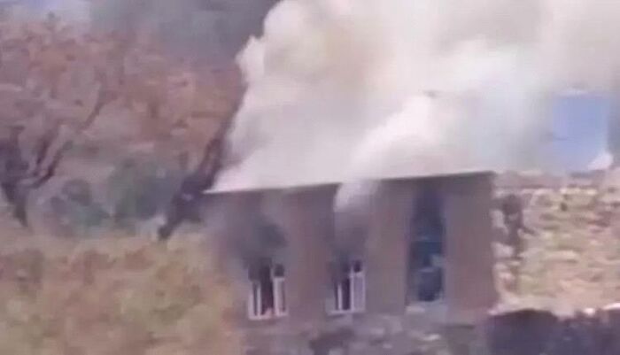 جريمة انتقامية في إب | مسلحون ينهبون ويشعلون منزلًا بعد استدعاء صاحبته إلى قسم حوثي.. انتقام بشع بتواطؤ الجماعة