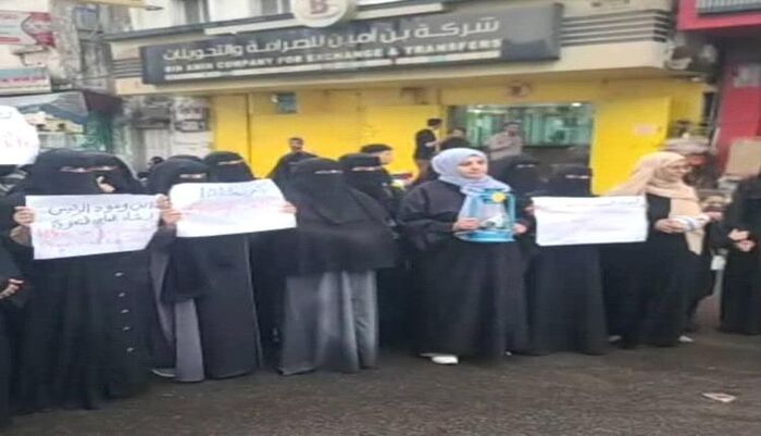 كفى تجويعاً.. تعز تشتعل بالغاز وانفجار شعبي في المدينة وفضيحة تهريب الغاز تهز الشارع وصفيح الأسعار يغلي إلى 18 ألف ريال