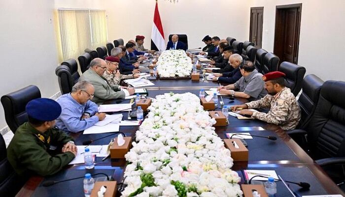 كشف اقتصادي صادم يعري اخفاقات الشرعية : لهذا أوقفت السعودية والإمارات منحها لليمن